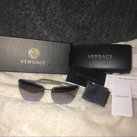 queenwillstar's tweet photo. So good I had to share! Check out all the items I'm loving on @Poshmarkapp #poshmark #fashion #style #shopmycloset #versace #thenorthface #talbots: https://t.co/8gyGv9ez29 https://t.co/k1E3YgOkxA