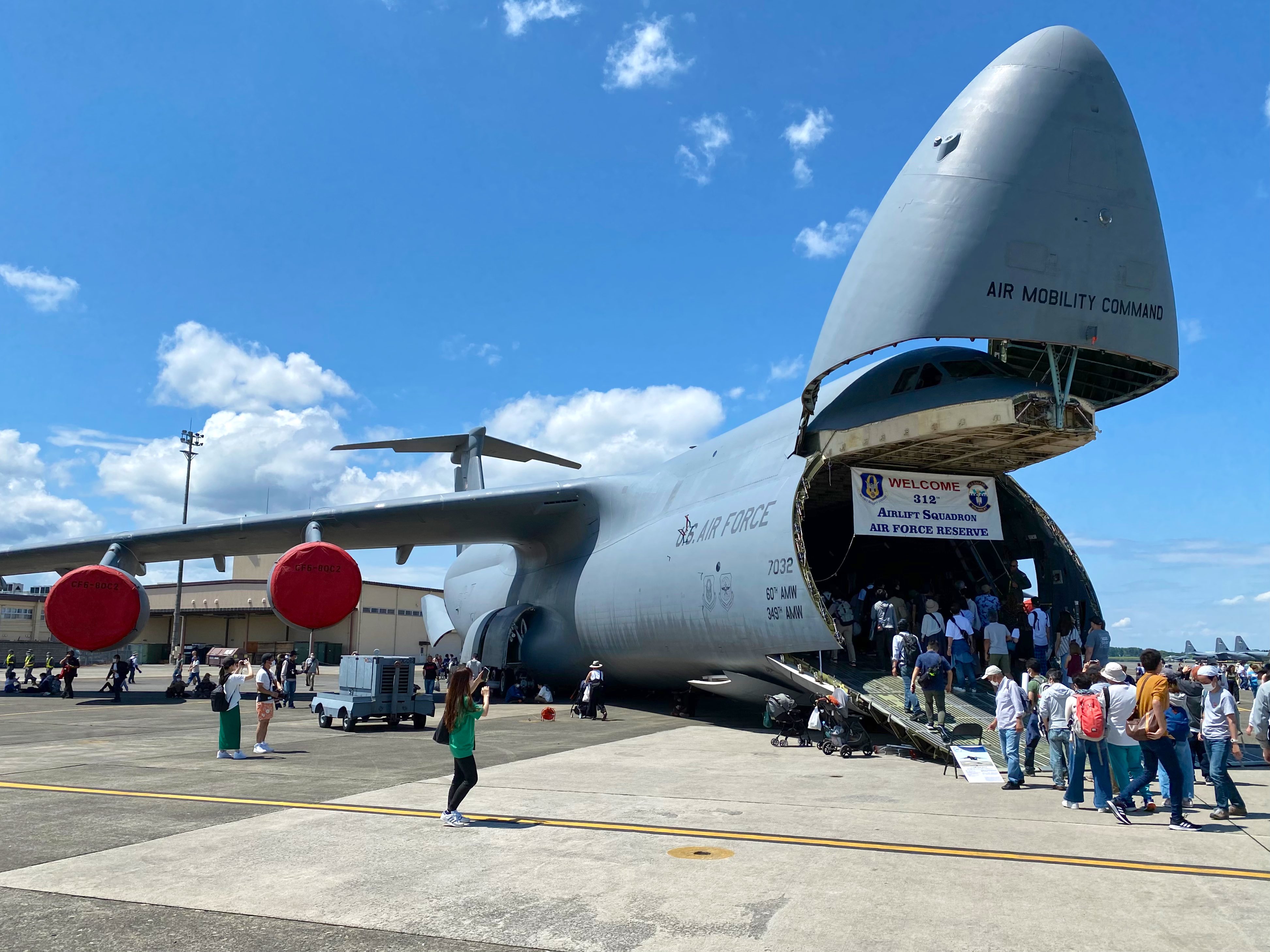 Twitter এ R Munchener 米空軍の超大型輸送機 C 5m スーパーギャラクシー ロッキードの航空機はいずれも星に因んだ機体愛称を持つが 銀河の名に相応しい広大なキャビンを持つ本機は物販スペース兼休憩所として多くの見学者を受け入れていた T Co