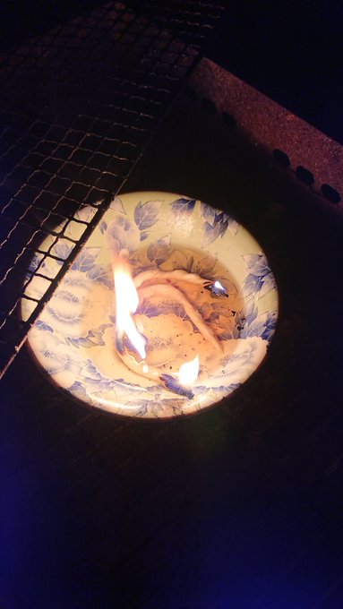 豚肉炒めた後めちゃくちゃ油出てるから、使い道無いかなと思って皿に移してロウソク作ってみたけど思いのほかちゃんと燃えてて草 