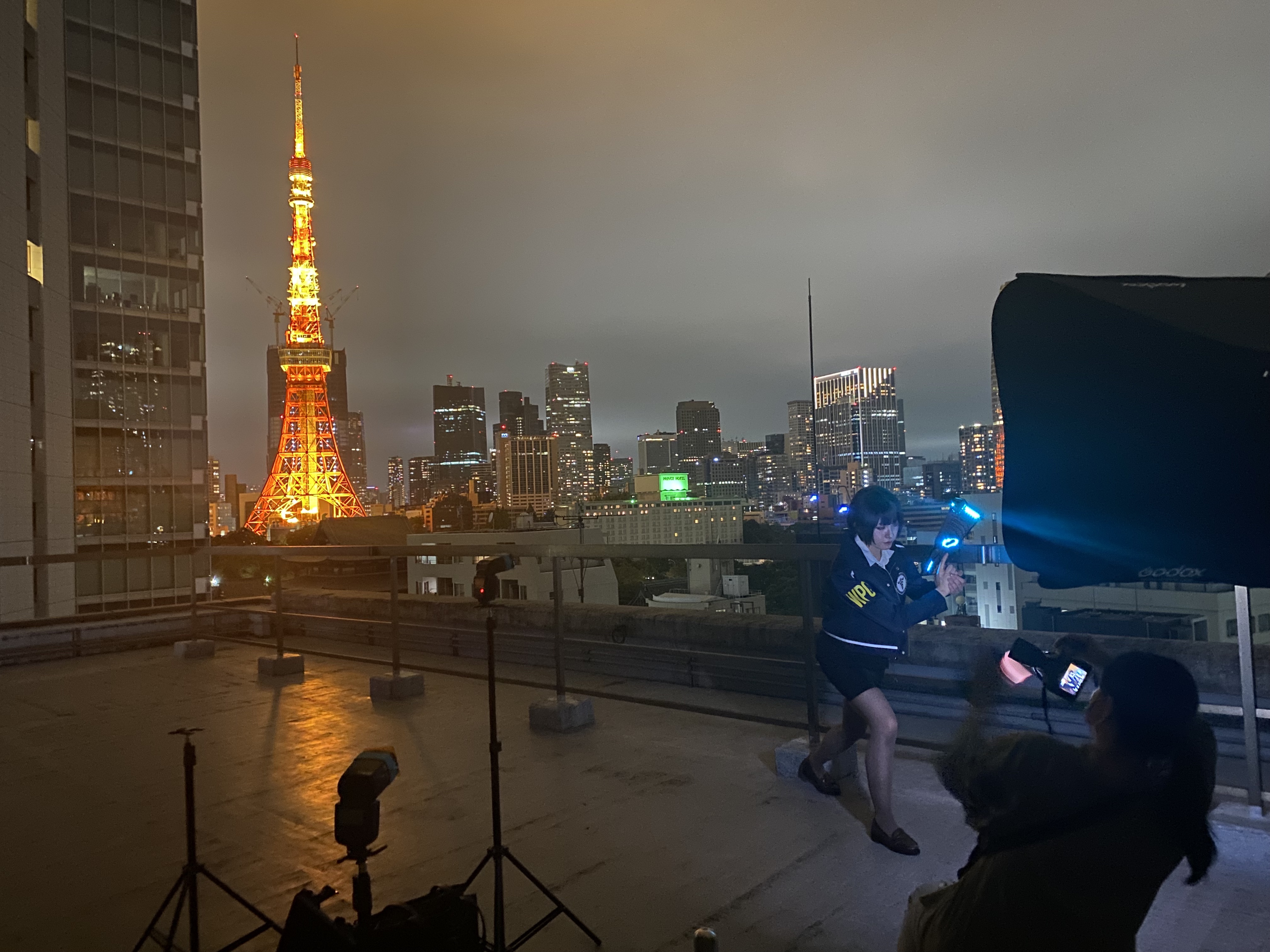 コスナビ 東京タワーの見える屋上 営業50年の老舗ホテルの屋上です 22年の8月いっぱいをもち 営業を終了する事になりました 最後に何回か7月8月で開催に向け交渉中です 別棟に東京タワーの見える屋上チャペル 地下駐車場が あり合わせて交渉中
