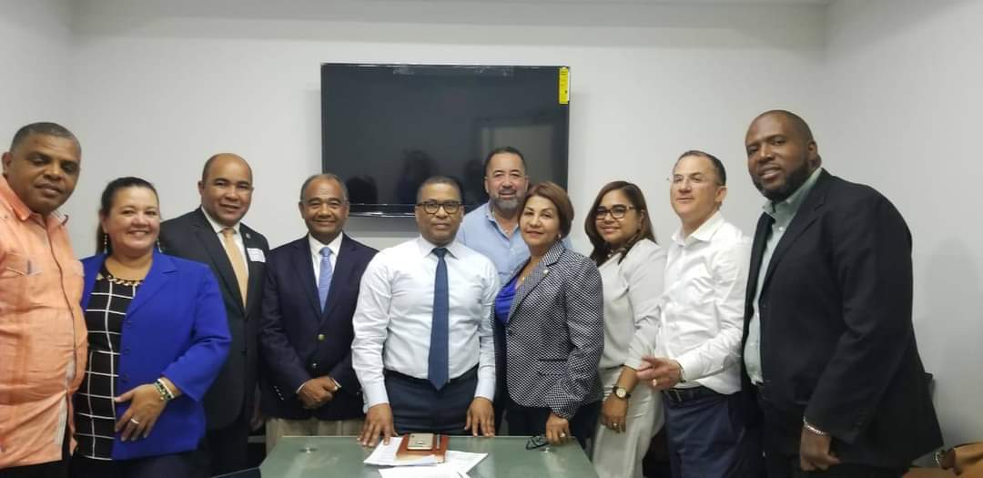 A dos años de <a href="/GobiernoRD_/">Gobierno Dominicano.</a> en La Romana <a href="/luisabinader/">Luis Abinader</a> y sus funcionarios no han hecho nada y ahora envían un funcionario con las manos vacías, nosotros mostramos trabajo en equipo y resultados.