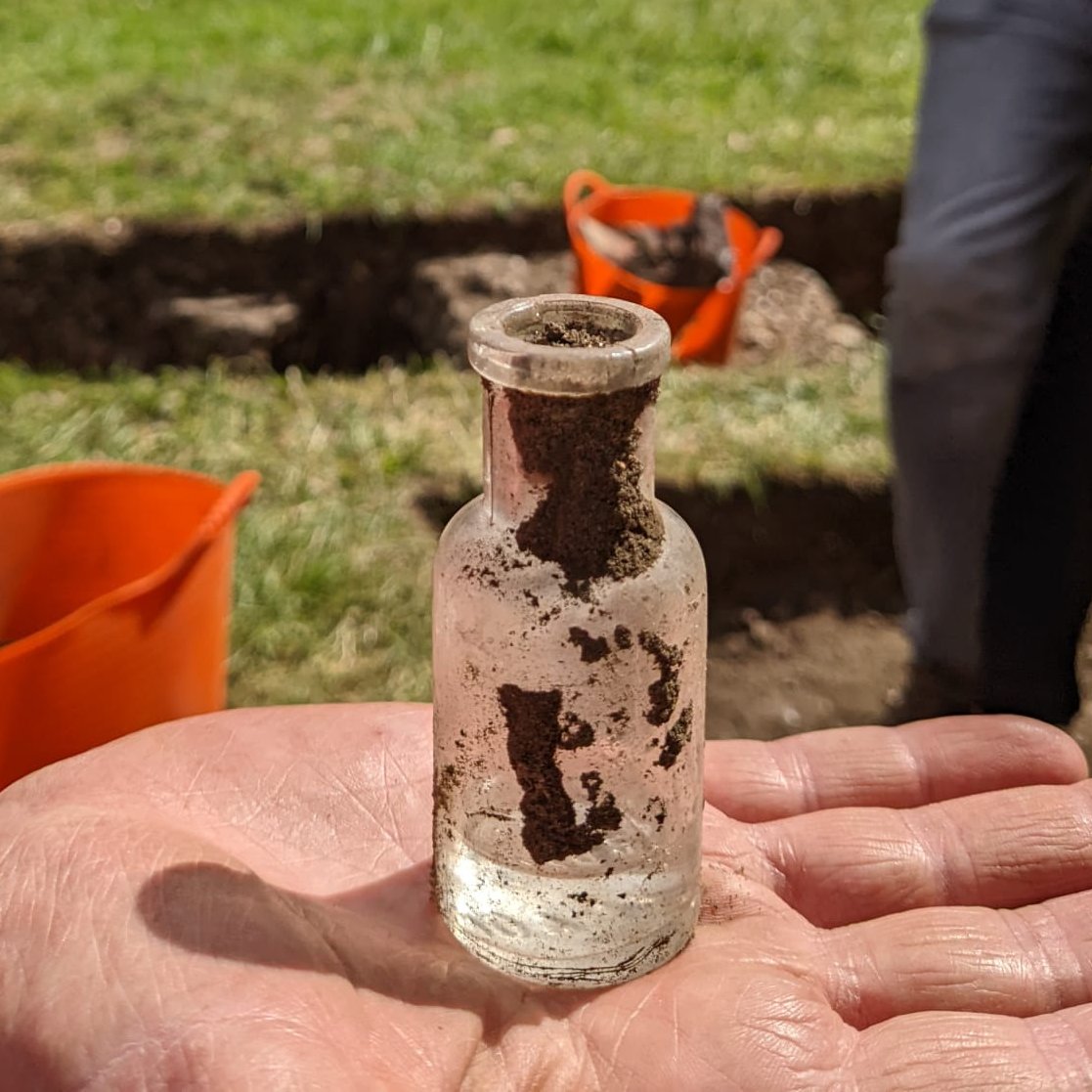 We had a lovely weekend on our community archaeology excavation, working with the North Downs Young Archaeologists' Club on Saturday &amp; some super family groups on Sunday. 

Star find of the weekend was this beautiful small glass bottle! Discover more: bit.ly/3FUpA2Q.