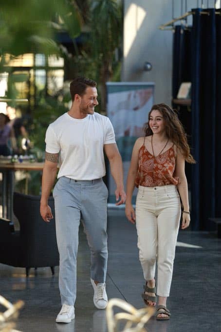 GunesiTurk's tweet photo. Primeras fotografías de #SendenDahaGüzel, la nueva serie de verano de #Fox.

Protagonizada por #ÇemreBaysel🦋 y #BurakCelik.💦 https://t.co/e799SdAgx8