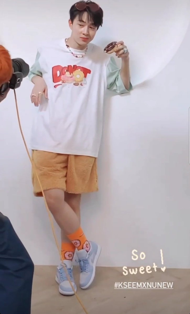 LoveBunnyQ's tweet photo. The look + forehead + thick legs = #ZonZonStruggles. I must finally admit my ways. I am struggling. Struggling to not become a deranged forehead obsessed person. It's just a forehead... It's just a forehead...
#NuNew #KSEEMxNuNew
#SoSweetCollection
#kseemofficial #Zunshine https://t.co/cyTfbIPSHc