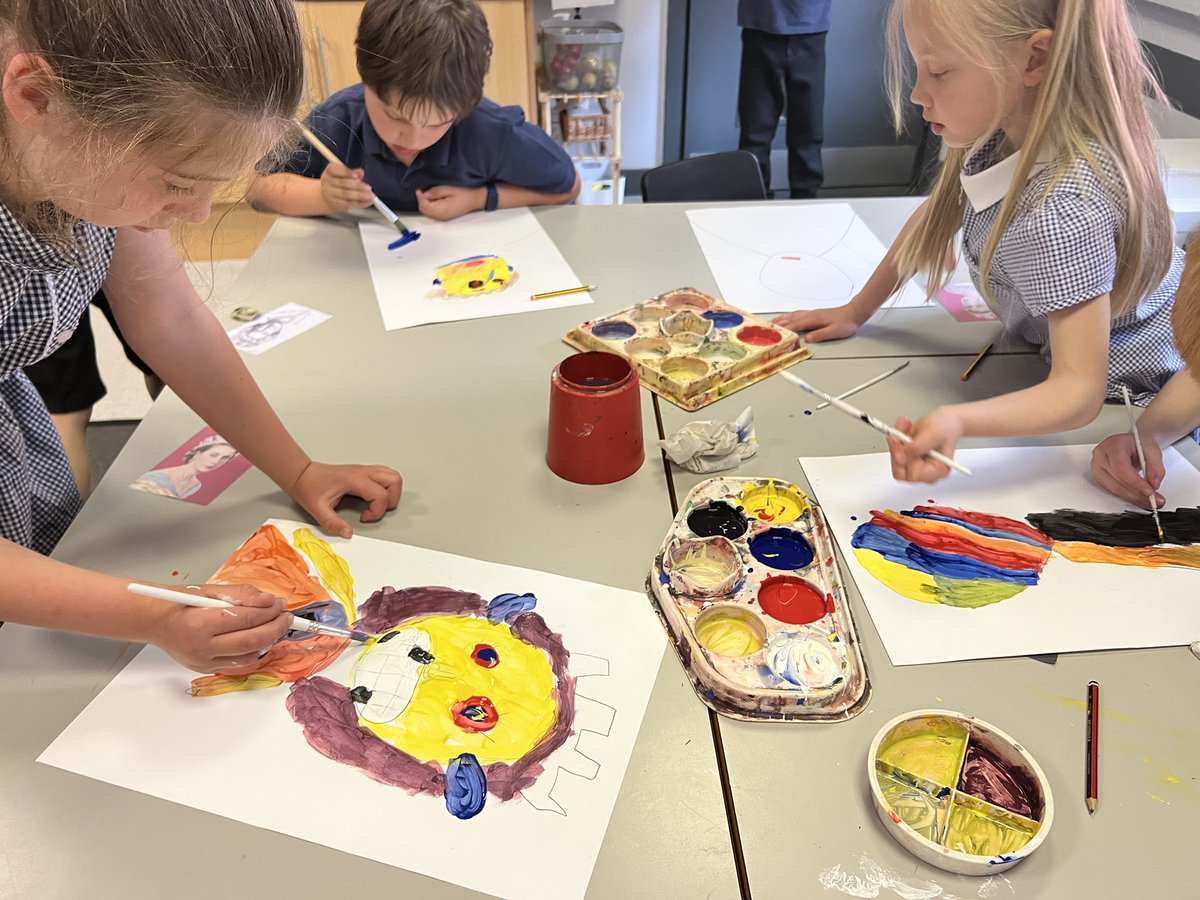 Class8Hcps's tweet image. Final portraits pending of The Queen. In the style of Hockney or Basquait…. Can you tell which style we are using?