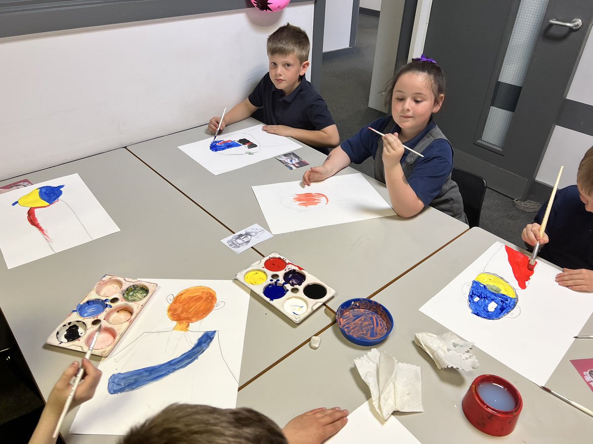 Class8Hcps's tweet image. Final portraits pending of The Queen. In the style of Hockney or Basquait…. Can you tell which style we are using?