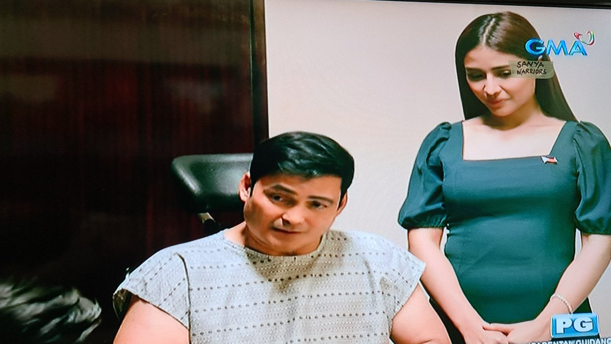 SanyaWarriors's tweet photo. Holding hands, keep your valuables safe
 #FirstLadySpySaPalasyo @sanya_lopez https://t.co/FYF57iSGXE