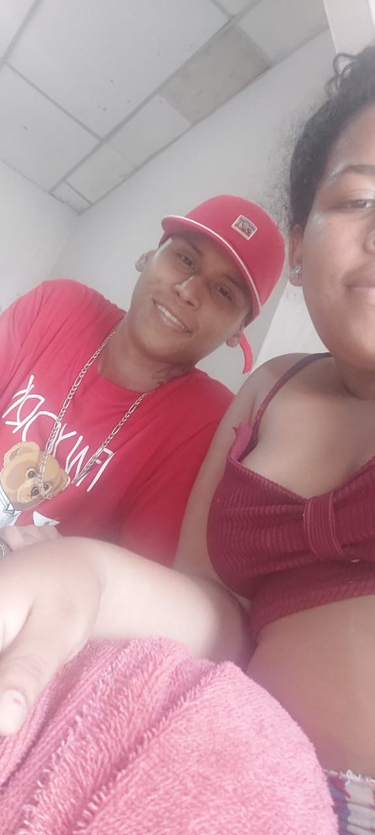 whatsapea's tweet photo. #HagaloViral #DELINCUENCIA #ATENCION Delincuente asalta a taxista en la autopista en #Guayaquil y le roba el celular. El afectado tiene su teléfono vinculado a su cuenta de correo, el delincuente se está tomando fotos aún con el teléfono del afectado. Aquí su imagen. Dale RT 🆗 https://t.co/jwZToHOXG5