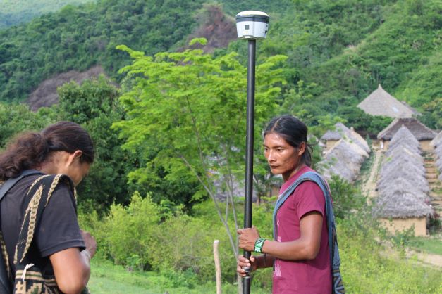 Kadaster_Int's tweet photo. Kadaster, @ICCOLATAM, @Tropenbos trained Indigenous youth for #FFPLA parcel data collection and nature conservation in Santa Marta. Check out the video that the Arhuaco youngsters made of their training! https://t.co/97wNp0cTvQ @NLinColombia @RVO_Nederland @CArhuacoMagdale https://t.co/LAE6jk1nL3