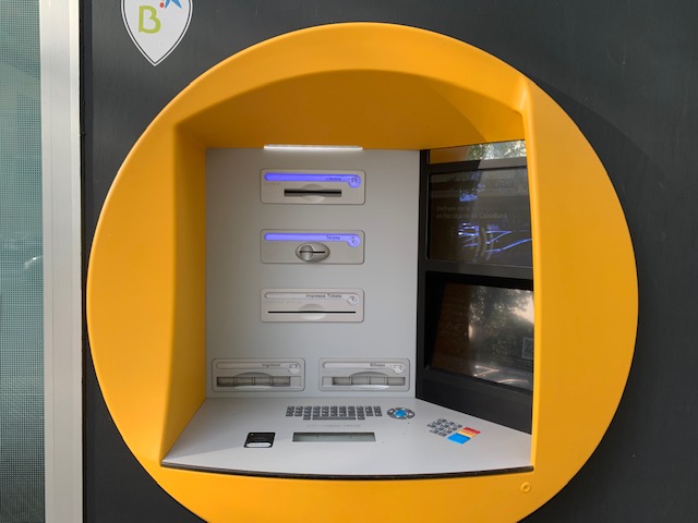jmbolufer's tweet photo. ¿Brecha Digital #brechadigital?
Me considero una persona con una más que aceptable educación digital, tanto por formación (ingeniero), como por profesión (sector TIC), y sin embargo utilizar estos nuevos cajeros me ha supuesto todo un reto..... https://t.co/OX8EckrNaK