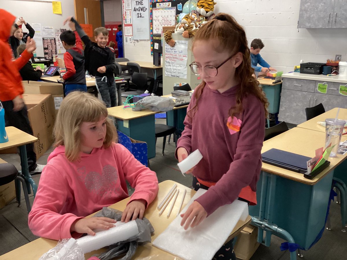 bhes_harris's tweet photo. #ONEBluffton
#BHESJumpIn
Working together on our egg drop designs. 🥚 https://t.co/ArZd4sCst8