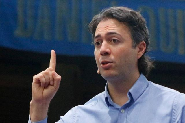 Horadelaverdad's tweet photo. #Entrevista “ Lo de @QuinteroCalle va ser peor que el escándalo de los Moreno Rojas en Bogotá” @DELAESPRIELLAE 
→ https://t.co/dGug04gk8i https://t.co/WjhbVkpUxM