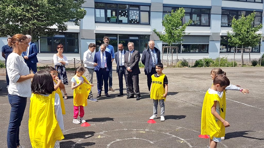 acstrasbourg's tweet image. 🏀🏈⚽️#30APQ le recteur @OlivierFaron accueille @ThierryTerret,délégué ministériel au #JO, à l&apos;école #Fischart de #Strasbourg pr observer le déploiement des 30min d&apos;activités physiques par jour.L&apos;#école promotrice de #santé avec le #sport,condit° fondamentale pr bien apprendre!👍