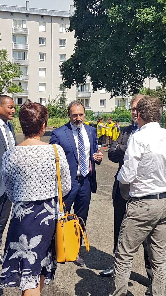 acstrasbourg's tweet image. 🏀🏈⚽️#30APQ le recteur @OlivierFaron accueille @ThierryTerret,délégué ministériel au #JO, à l&apos;école #Fischart de #Strasbourg pr observer le déploiement des 30min d&apos;activités physiques par jour.L&apos;#école promotrice de #santé avec le #sport,condit° fondamentale pr bien apprendre!👍