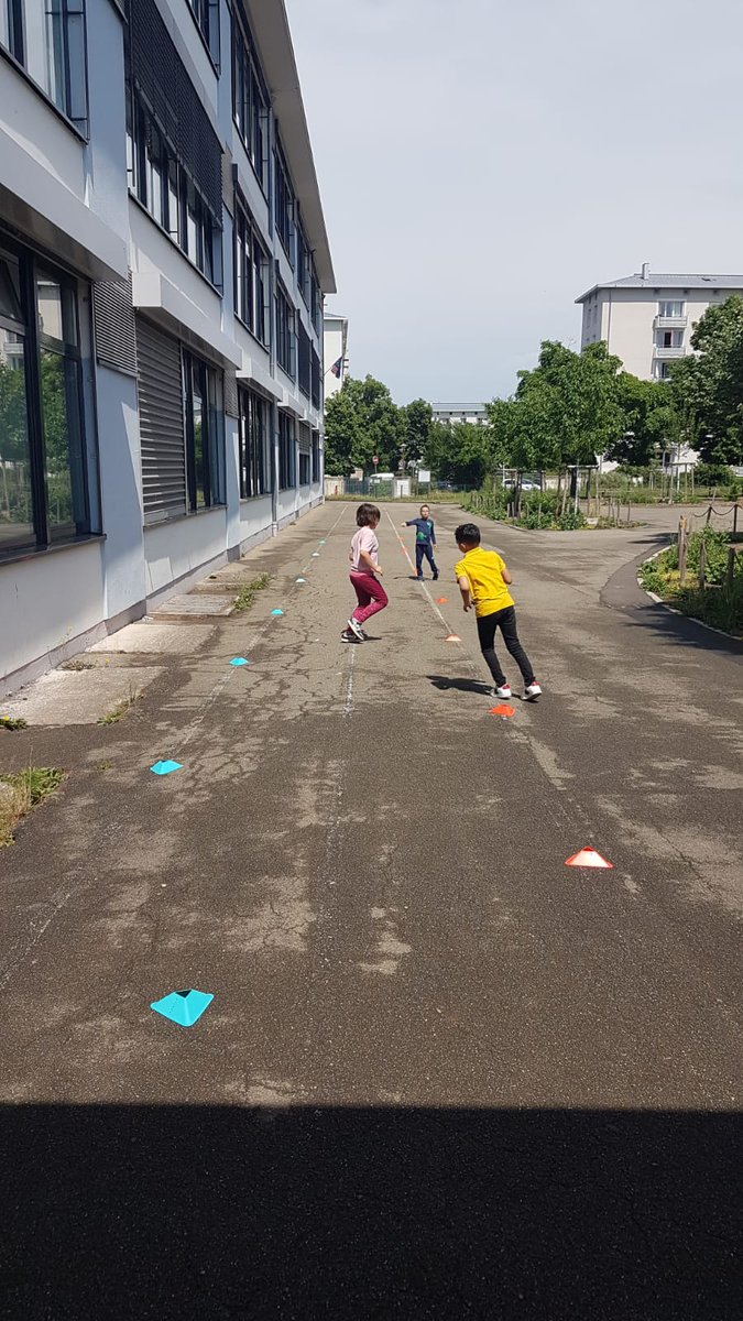 acstrasbourg's tweet image. 🏀🏈⚽️#30APQ le recteur @OlivierFaron accueille @ThierryTerret,délégué ministériel au #JO, à l&apos;école #Fischart de #Strasbourg pr observer le déploiement des 30min d&apos;activités physiques par jour.L&apos;#école promotrice de #santé avec le #sport,condit° fondamentale pr bien apprendre!👍