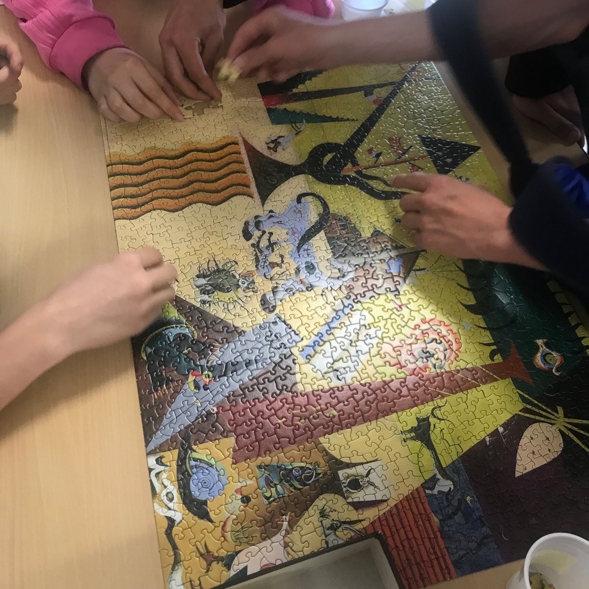 CDI_bouligny's tweet photo. Puzzle collaboratif au C.D.I : ils l’ont fait ! Après plusieurs mois de travail , le tableau “La terre labourée” de Joan Mirò ( en 1000 pièces ) est enfin reconstitué! Bravo à tous pour votre organisation, votre patience et votre persévérance! https://t.co/Khxn8mBnUG