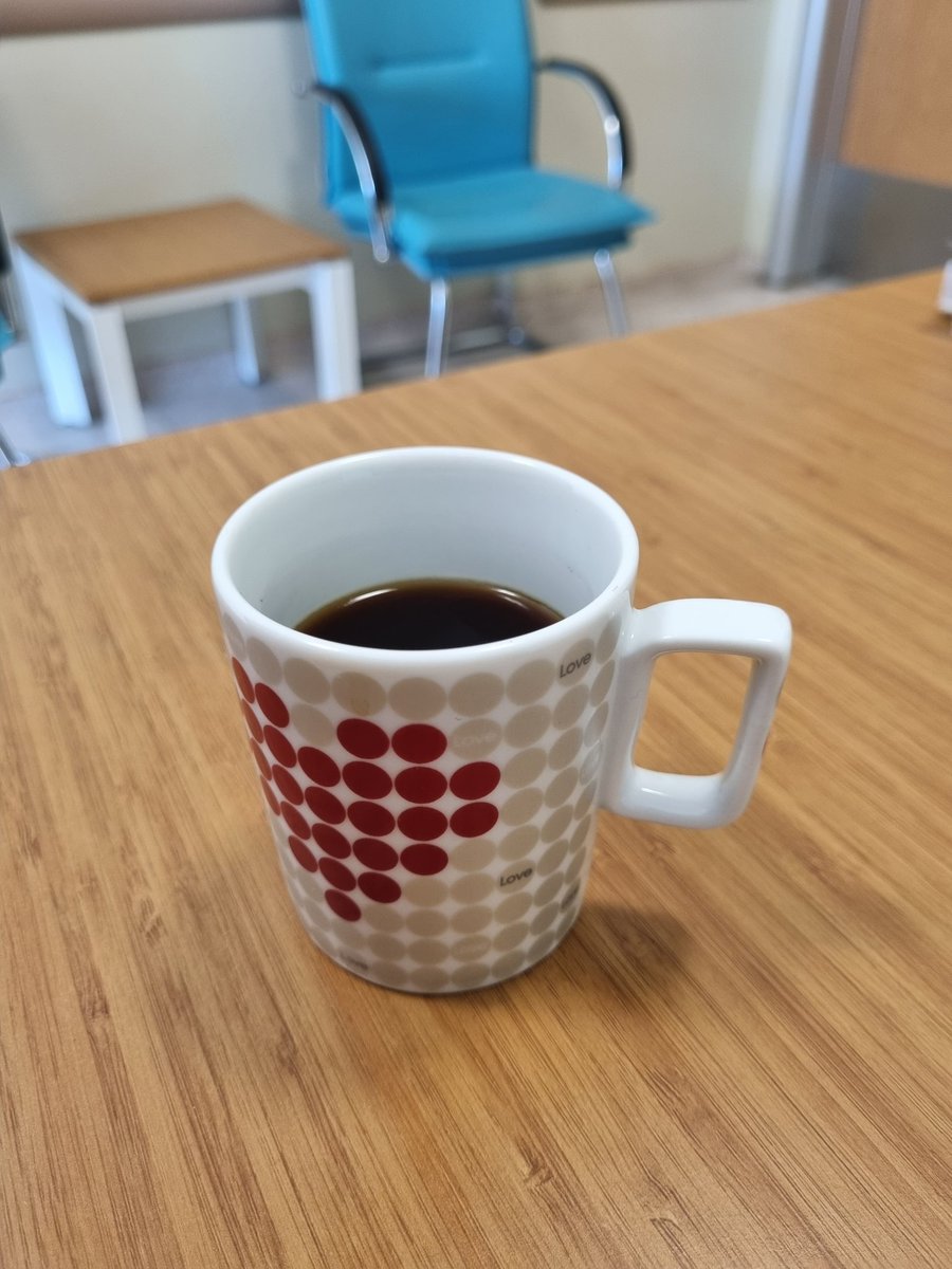 drfaithdz's tweet photo. Doktorlar poliklinikte kahve içiyor diye şikayet ediliyoruz. Peki o kahveyi sizin, sağ gözünüzden başlayıp boyna yayılan ordan da sol böğrünüze yayılıp ayağınızdan çıkan ağrı gibi karmaşık şikayetlerinizi dinlerken hayata tutunmak için içiyor olabilir miyiz, sadece soruyorum. https://t.co/zYxGzBDVs1