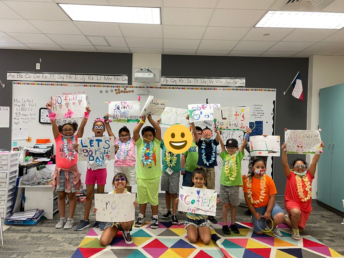 MrsDeHart7's tweet photo. Second grade showing some fun spirit and shining bright! @Buffalo_Creek1 https://t.co/hBntUMbEJe