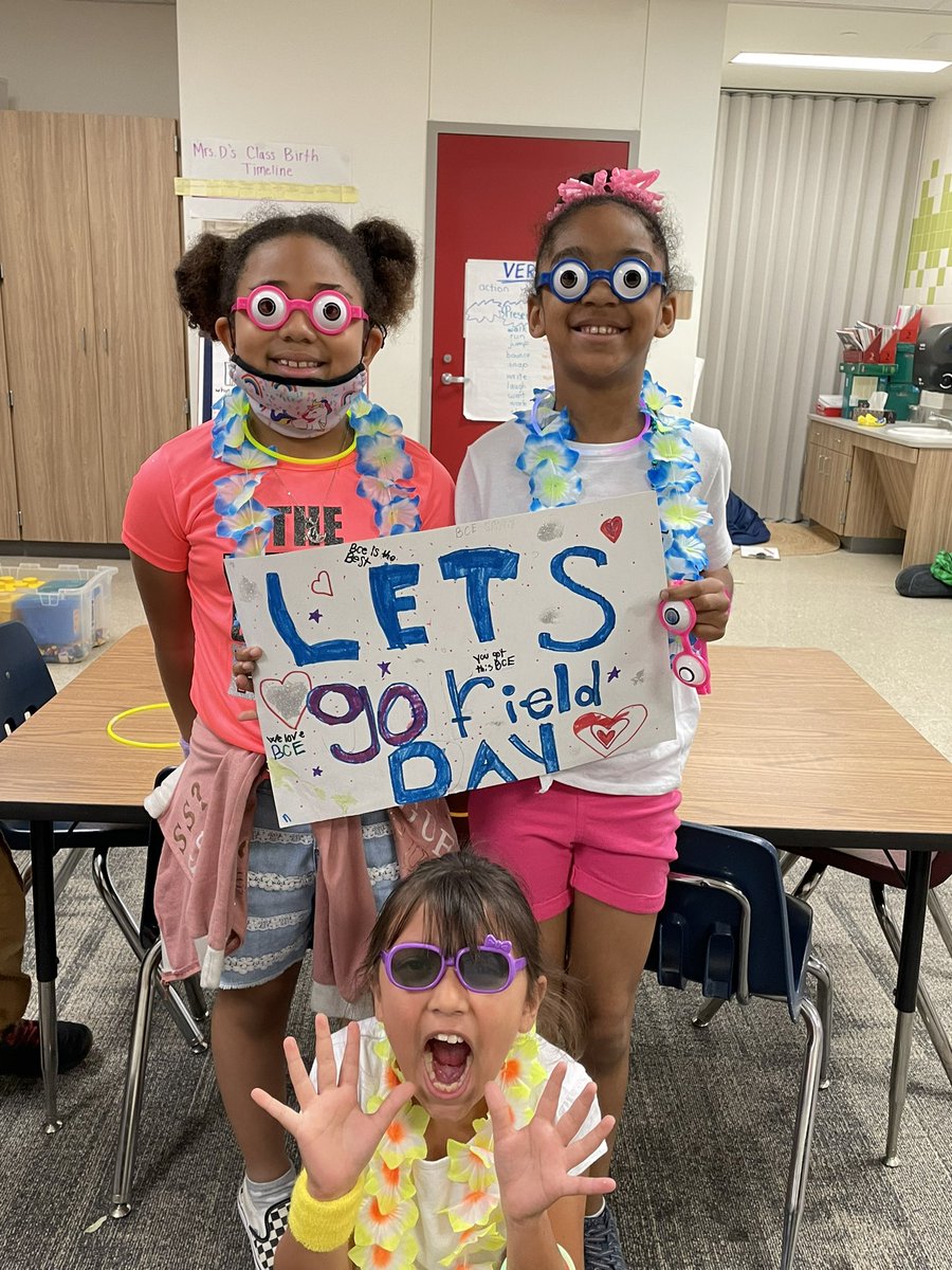 MrsDeHart7's tweet photo. Second grade showing some fun spirit and shining bright! @Buffalo_Creek1 https://t.co/hBntUMbEJe
