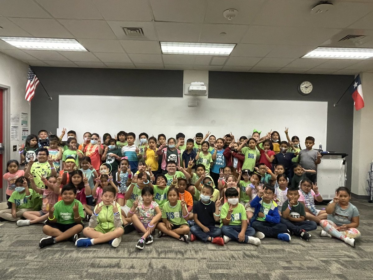 MrsDeHart7's tweet photo. Second grade showing some fun spirit and shining bright! @Buffalo_Creek1 https://t.co/hBntUMbEJe