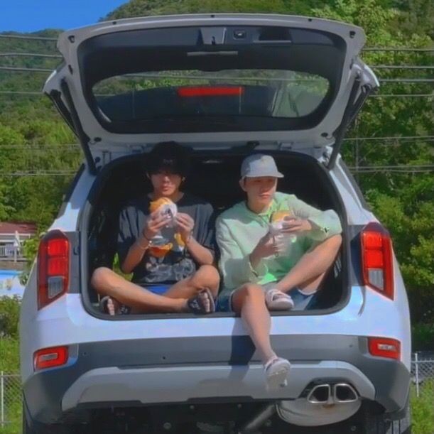camiiMYG's tweet photo. La vida me pide mucho y yo solo quiero ir de paseo como Tae y Hobi en el In The Soop 1. 

WE LOVE YOU TAEHYUNG https://t.co/N52o0o9NFV