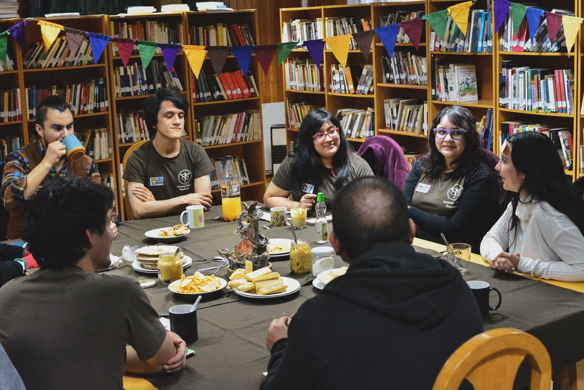 Este fin de semana realizamos la recepción a nuevos y nuevas integrantes que se incorporan a nuestra Sociedad Tolkien. Fue una grata tarde otoñal de conversaciones en torno a la literatura del profesor Tolkien acompañada con algunos juegos y dinámicas.
¡Bienvenidos/as!