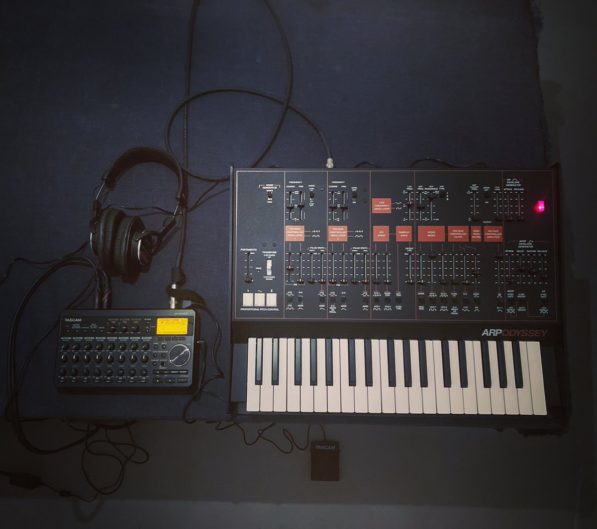 MODULATION___'s tweet photo. 今夜はアープを録るだけの究極シンプルなセッティングで試し録り。無論ノーエフェクツ。バックトゥザ中学3年生。#korgarpodyssey #korg #arpodyssey #tascamdp008ex #tascam #宅録 https://t.co/61cjUVym3M