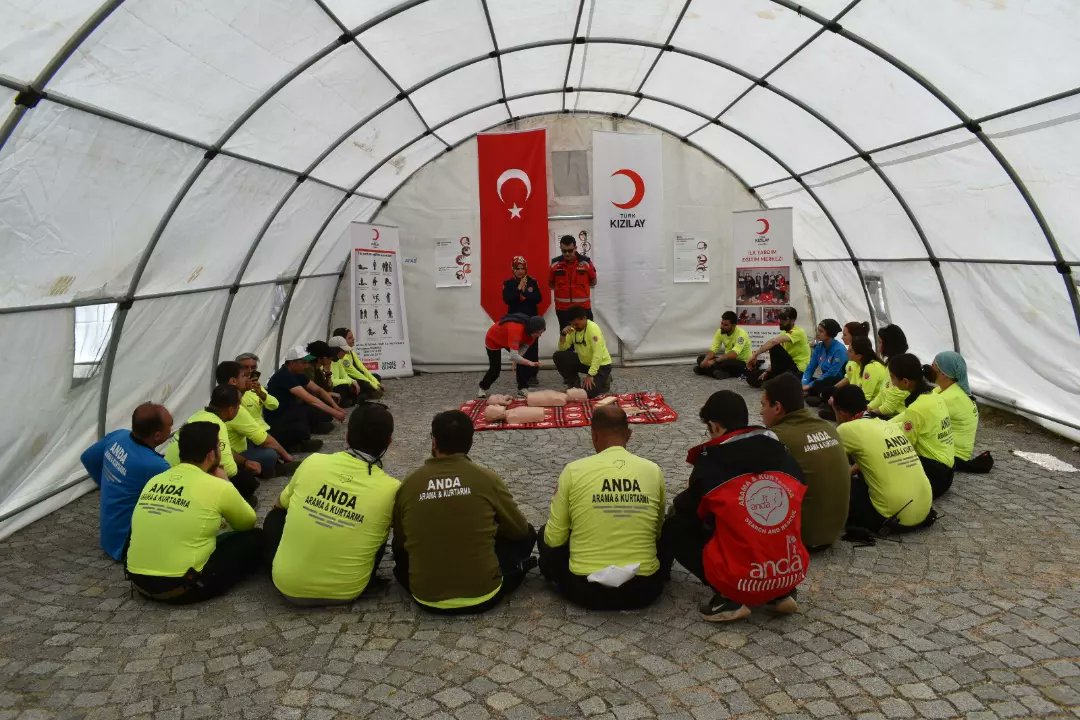 📌 Tatbikat
Anda Aydın Arama Kurtarma Ekibimiz Anda Bursa, Manisa ve İzmir ekiplerimizle birlikte 2022 tatbikat yılı kapsamında Manisa Spil Dağı'nda Manisa AFAD tarafından düzenlenen "Afet Eğitim Kampı" na katıldılar.