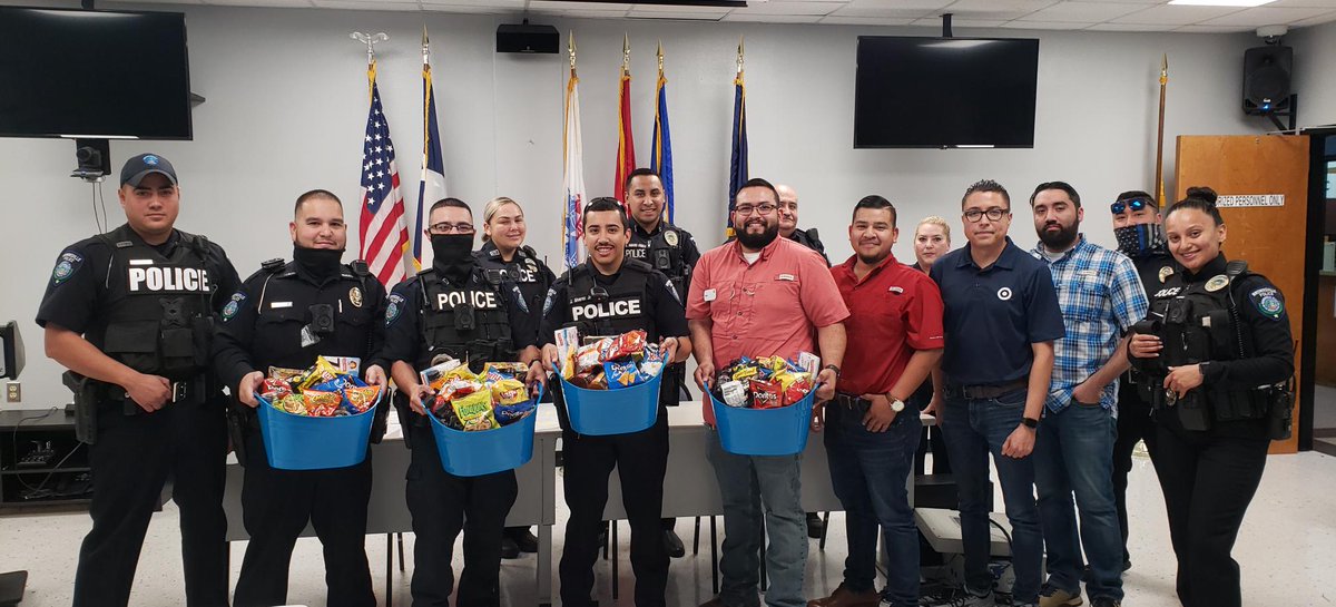 bpd_pio's tweet photo. On May 20, 2022, Brownsville Target store employees visited the Brownsville Police Department to share goodie baskets with officers in honor of Police Week. It’s a humbling experience to have so much recognition from our community.
#brownsvilletx #backtheblue #targetstores https://t.co/HrLKpx87TW