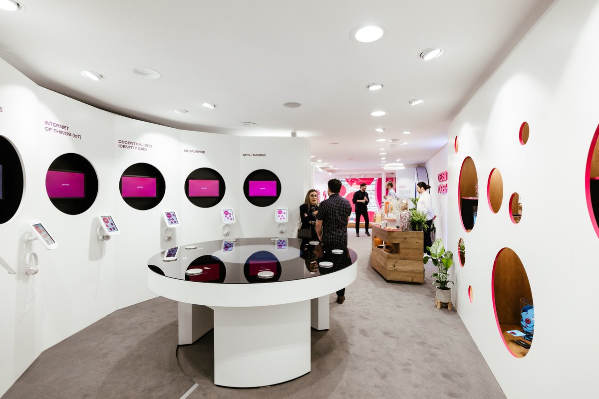 Polkadot's tweet photo. May 22-26 in Davos: take your chance to dive into all things #Web3! Join Polkadot at📍Promenade 55, Davos Platz to get to the center of Web3 activities in Davos, and meet the people leading the way to a better web.

To learn more: https://t.co/1LiMsNsCYZ https://t.co/eMyGLzuIFM