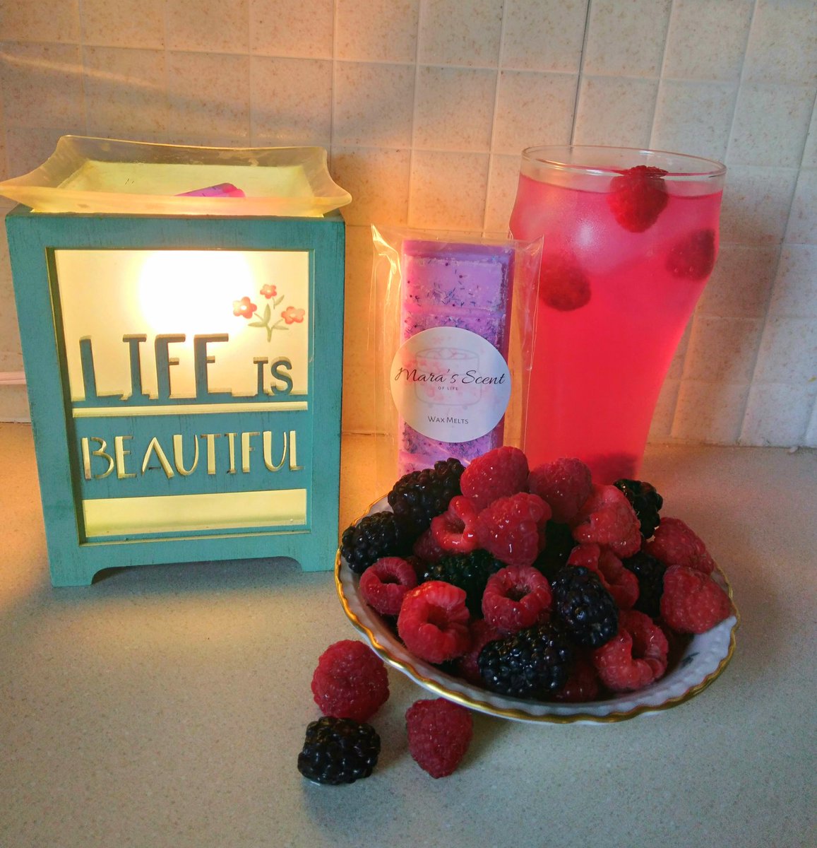 AlainaMaria96's tweet photo. As I got older I realized I find a lot of joy in a good smelling, clean house. I've been obsessed with my wax melts. Black Raspberry for today! https://t.co/6ONfuTHzVB