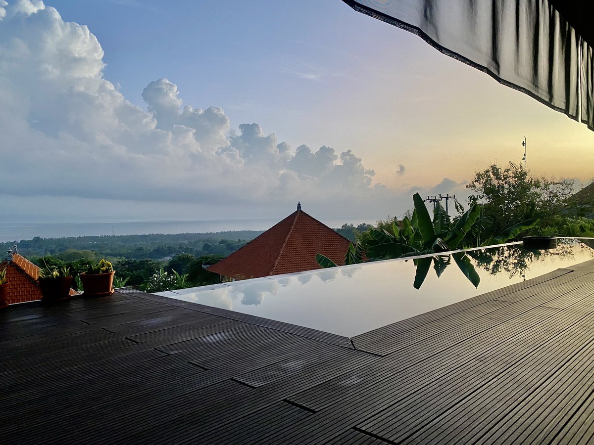 Puanani322's tweet photo. Good Morning Sunrise from Bali
When you were supposed to go on vacation with your brother but he picked the wrong dates.. so he decides to send you pics everyday to rub it in! 🙄💖✨🤣 #Bali #beautiful #INeedToGoNextYear #ViewFromBed https://t.co/s4eztWlviE