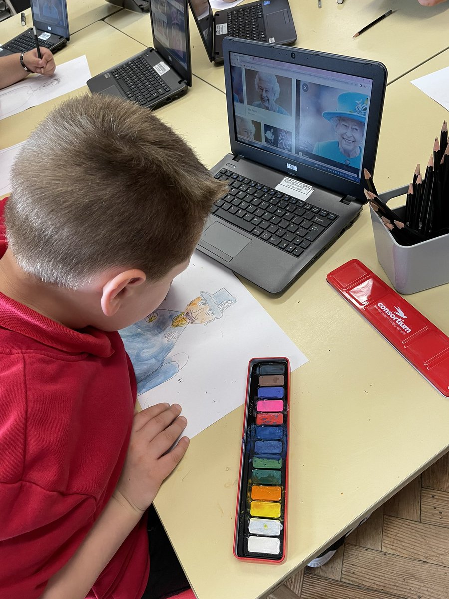 BubsyTownhill's tweet photo. #tcsyear4 creating their art pieces for the schools jubilee competition #TCSEA https://t.co/0PfHmCuonC