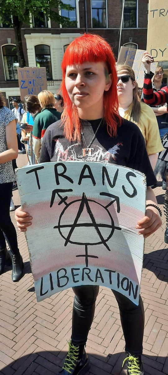 ROODarnhem's tweet photo. Gisteren waren wij bij de @transzorgu aanwezig om te demonstreren voor betere transgenderzorg en volledige zelfbeschikking van trans mensen. Het is onacceptabel dat deze zorg zo ontoegankelijk is en de wachtrijen jaren duren. Dat kan en moet beter! #transzorgu 🏳️⚧️ https://t.co/kj8f3ndEUZ