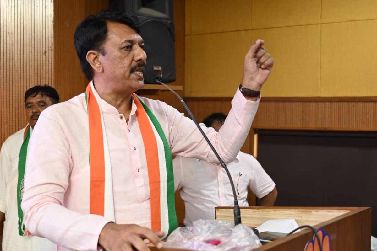 AmitChavdaINC's tweet photo. गुजरात प्रदेश कांग्रेस समिति द्वारा मेहसाणा में आयोजित नवसंकल्प सम्मेलन में उत्तर गुजरात के कार्यकर्ताओं और नेताओ�� के साथ बैठक।#Mission2022 https://t.co/GYfFqBbt8E