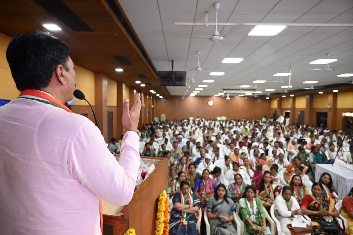 AmitChavdaINC's tweet photo. गुजरात प्रदेश कांग्रेस समिति द्वारा मेहसाणा में आयोजित नवसंकल्प सम्मेलन में उत्तर गुजरात के कार्यकर्ताओं और नेताओ�� के साथ बैठक।#Mission2022 https://t.co/GYfFqBbt8E