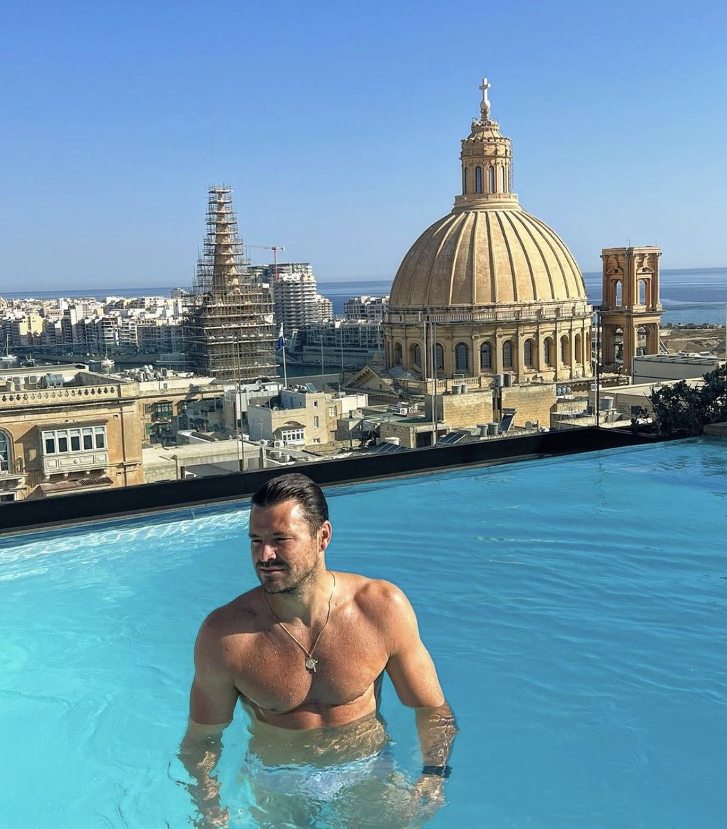MarkWrightsBum's tweet photo. Mark Wright in a rooftop pool ππ₯π¦ I donβt think itβs the view weβre zooming in on π³ππ₯ #TightyWrighties #cheeky https://t.co/v6h4XqEOKy