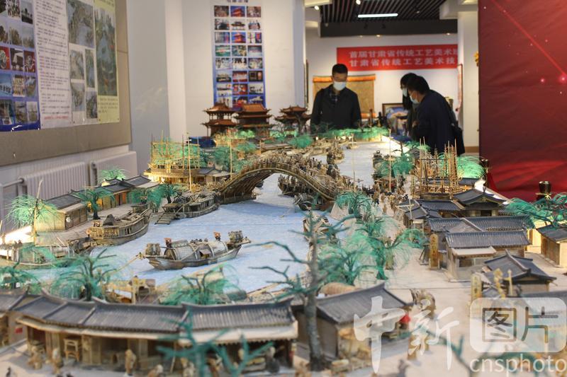 photo_cns's tweet photo. A 3D miniature sculpture featuring Riverside Scene at Qingming Festival, one of the most famous paintings of Song Dynasty (960-1279), debuts at a provincial arts and crafts industry selection in Lanzhou,  Gansu Province, May 10, 2022. (Photo by Xu Xue/CNSPHOTO)
#3D #miniature https://t.co/EgJMx8WCrU