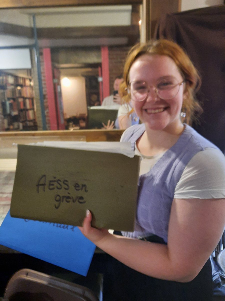 Arch_JPL's tweet photo. @MemoirEtudiante @sapiensog @david_widge @AESS_UL Penelope, de l'@AESS_UL, a pu nous montrer fièrement, et avec émotion, certaines de leurs #archives du #PrintempsErable ! @sapiensog a pu montrer certaines des publications dont certaines du @Germeinform et/ou empruntés à la BU de l'@universitelaval ! https://t.co/2RaHMBcwvX