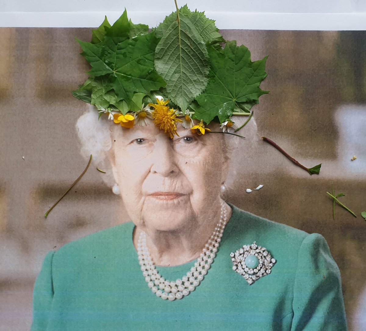 We had a great time designing and making a new crown for the Queen. #outdoorlearning #forestschool <a href="/ChilternOutdoor/">Outdoor Learning</a> @ChilternSch