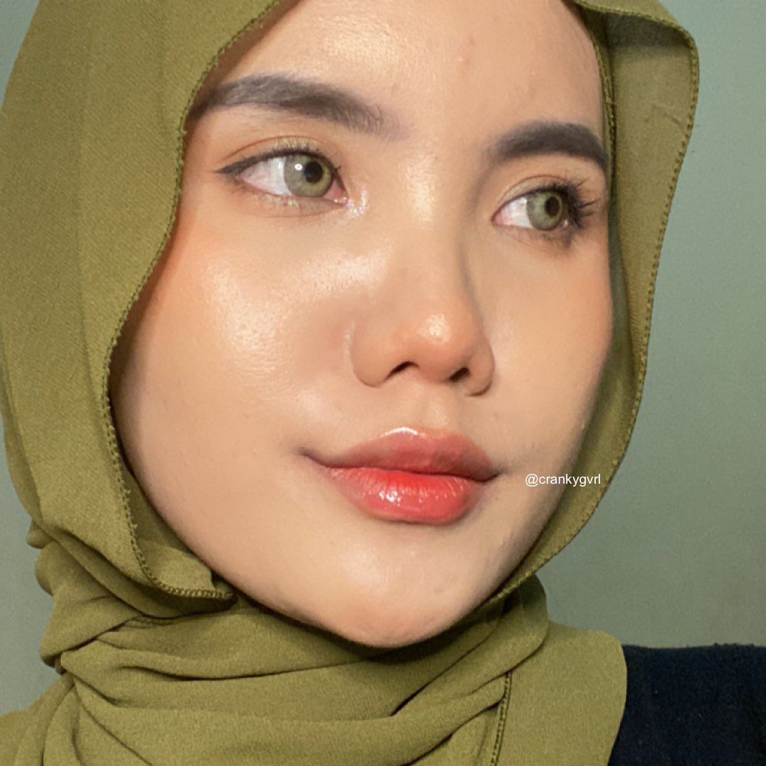 crankygvrl's tweet photo. aku tipe yang butuh complexion untuk daily makeup karna punya banyak bekas jerawat☹️
dithread ini aku mau share daily makeup ku terutama complexionnya yang natural but stay all day💅🏻
#threadbycranky #BloomMyWay https://t.co/e85njSmLCG