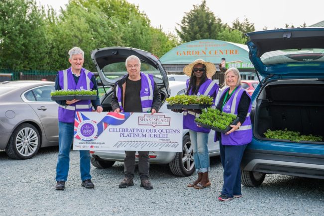 Our fantastic volunteers from @SLinePG have been hard at work helping @WestMidRailway stations bloom ahead of the Platinum Jubilee celebrations - thanks to @strat_observer for the feature: https://t.co/Co222uwv8F https://t.co/m5fL5EbsuW