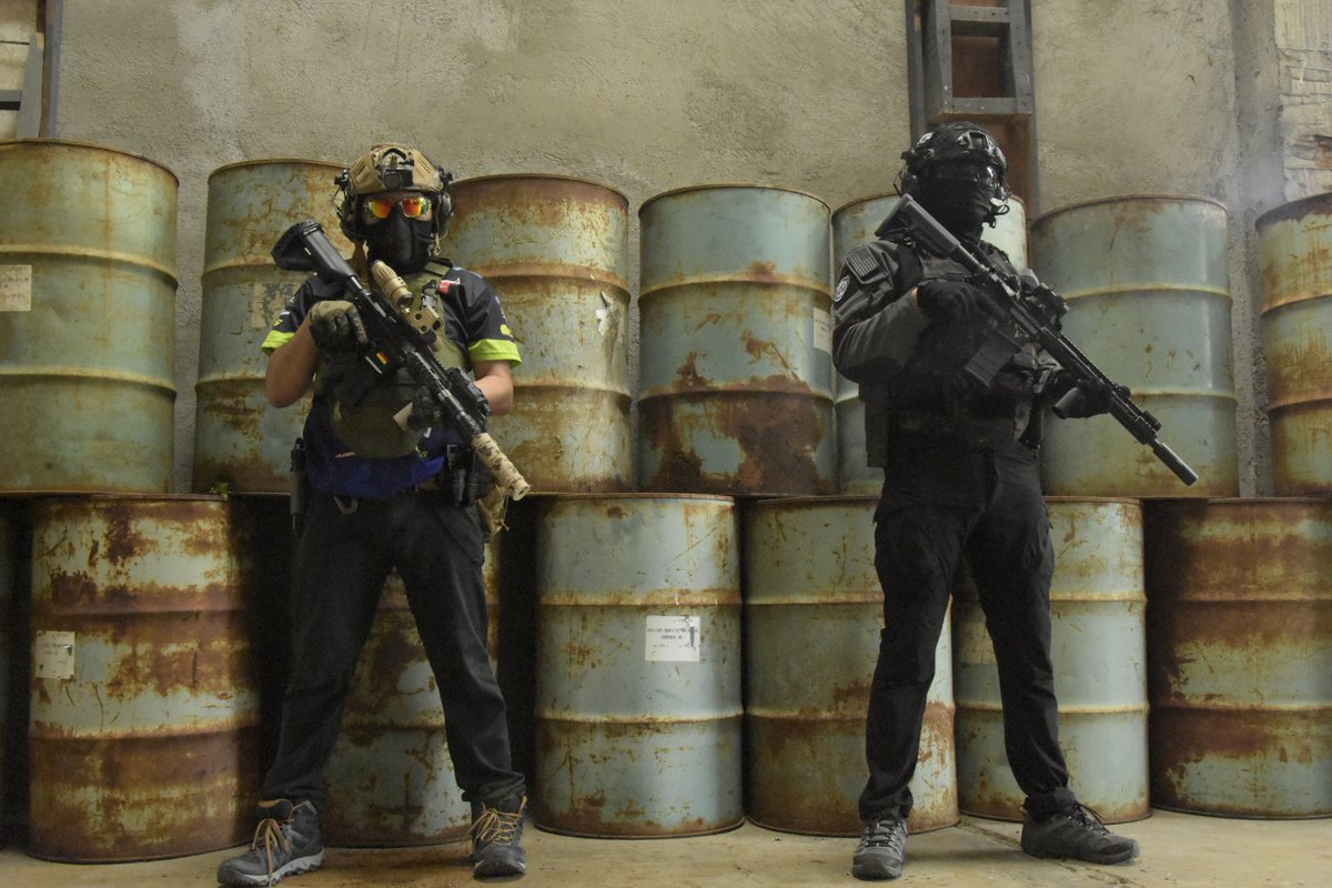 Macmaker123's tweet photo. Me and the boiis finally getting back after 2 weeks. And we just wanted to take some photo shots right after some drills.
#AEM01TacticalHoodie
#Airsoftstuff
#SCP
#Tactic00l https://t.co/O4ehwkN23f
