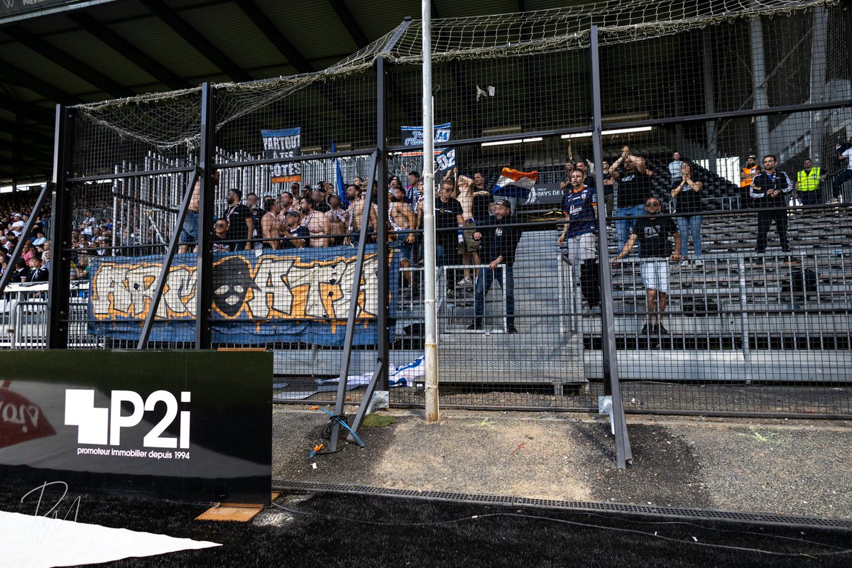 BNE_PX's tweet photo. Dernière journée de @Ligue1UberEats 
@AngersSCO @MontpellierHSC  
Une centaine de supporters pailladins ont fait le déplacement
@Armata2002 @BPaillade91 https://t.co/NURg74FXbl