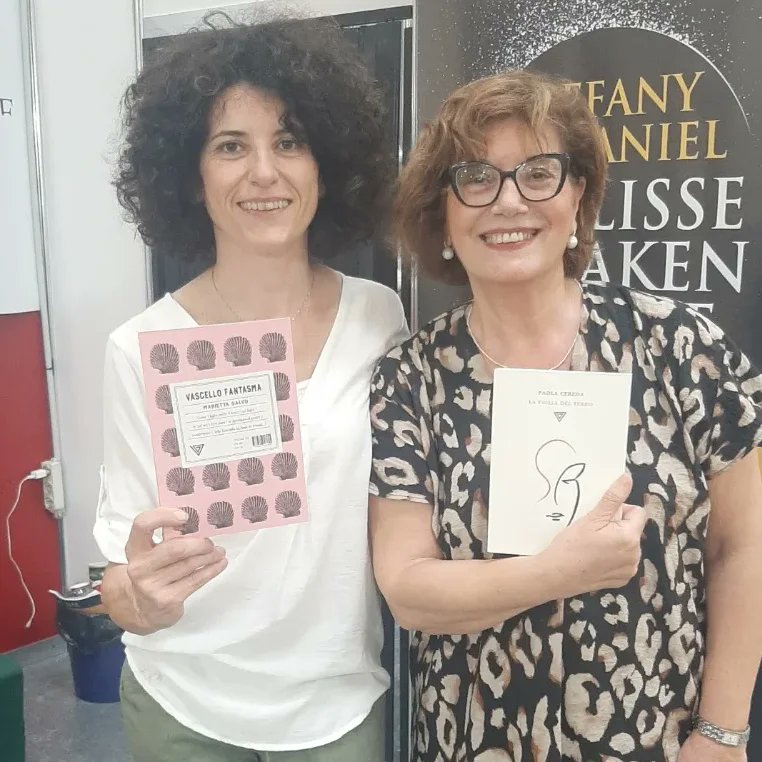 MariettaSalvo's tweet photo. Il mio #SalTo22 giorno 5. Gli incontri quelli belli @PaolaCereda gli scambi amati. Grazie @giulioperrone #lafigliadelferro #vascellofantasma
Le #parole quelle belle che entrano nel cuore e segnano un #percorso magico
#scrittrici #poete #cuoriselvaggi forever https://t.co/MGzipEwEUo
