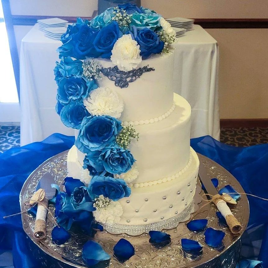 Tru1Tani's tweet photo. Cakes I made this week after all the hiccups from the past month put me in crunch mode! It was almost a cake a day. But I did it! Met some amazing people.
#acakeaday #weddingcake #groomsmancake #graduationcake #birthdaycake #blackwomanbusinessowner #crunchtime #tanisdesserts https://t.co/tTYCJnUsRp
