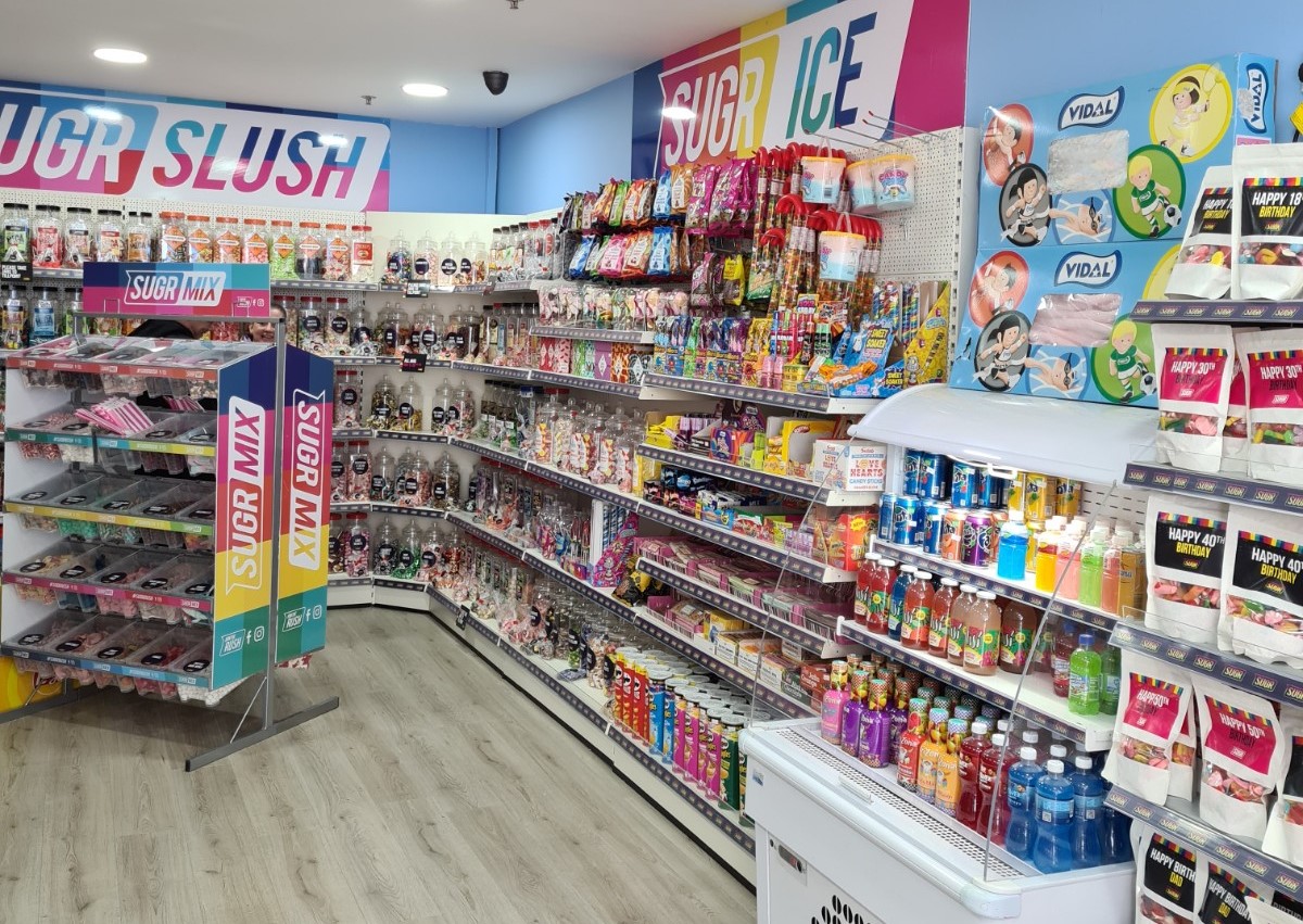 ClydeShopping's tweet photo. SUGR now open in @ClydeShopping selling an assortment of American sweets, crisps, soft drinks and SUGR slushies. You'll find them located at 9 Britannia Way in the mall.#clydebank #newstoreopen https://t.co/CT7xAFv9UF