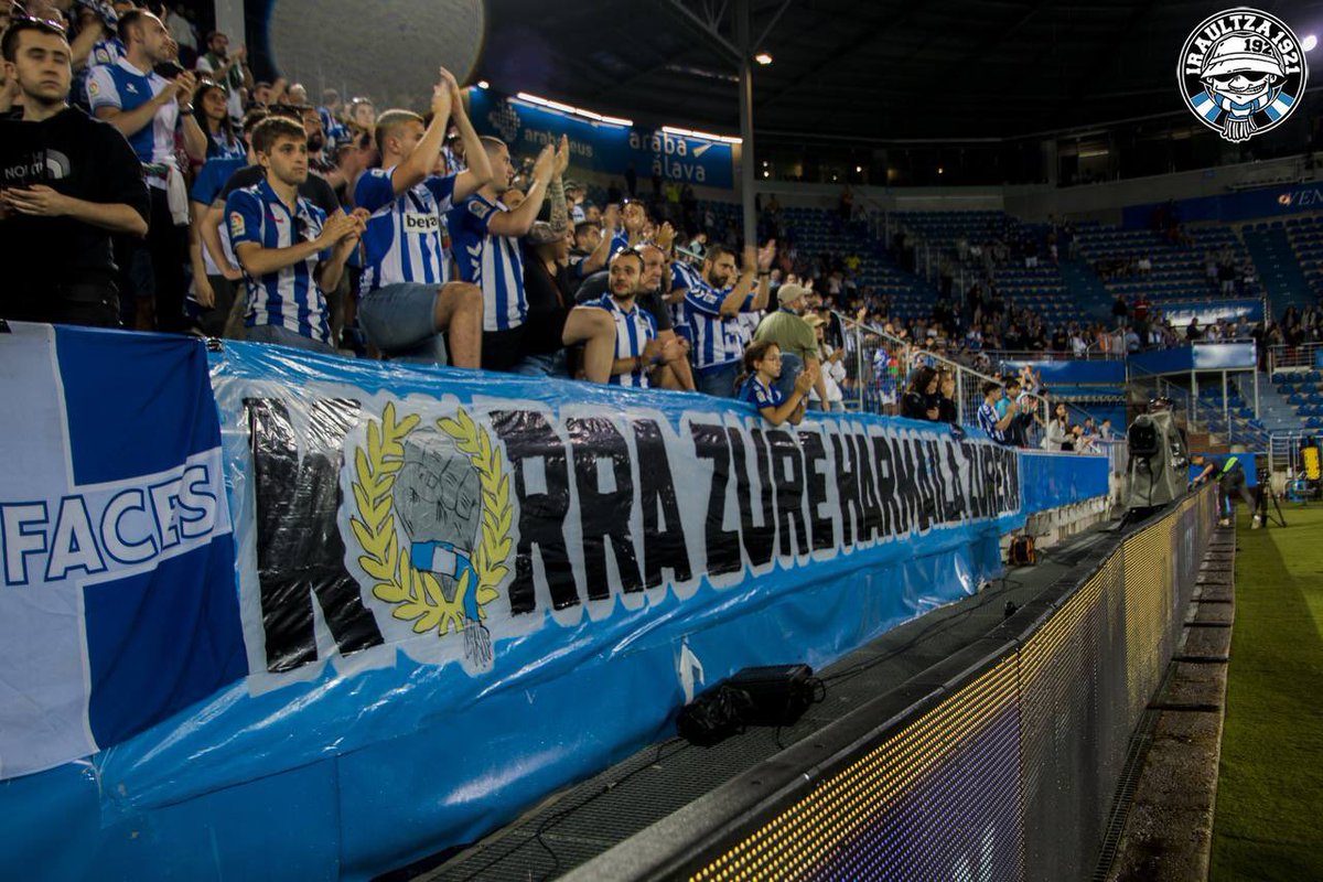 Iraultza1921's tweet photo. KORRA ZURE HARMAILA ZUREKIN.
EUTSI ETA EZ ETSI!
GLORIOSO ZU ZARA!
You will never walk alone! https://t.co/Lb1t46kasF