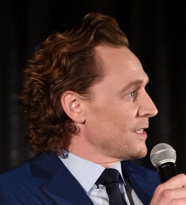 amanda_tom_fan's tweet photo. Our Prince is back to grace our country with his presence. 🥰💙🤌🏻 #TomHiddleston #hiscurls #thatsmile #princeamongmen #ageslikefinewine https://t.co/YVRMnrJ3te