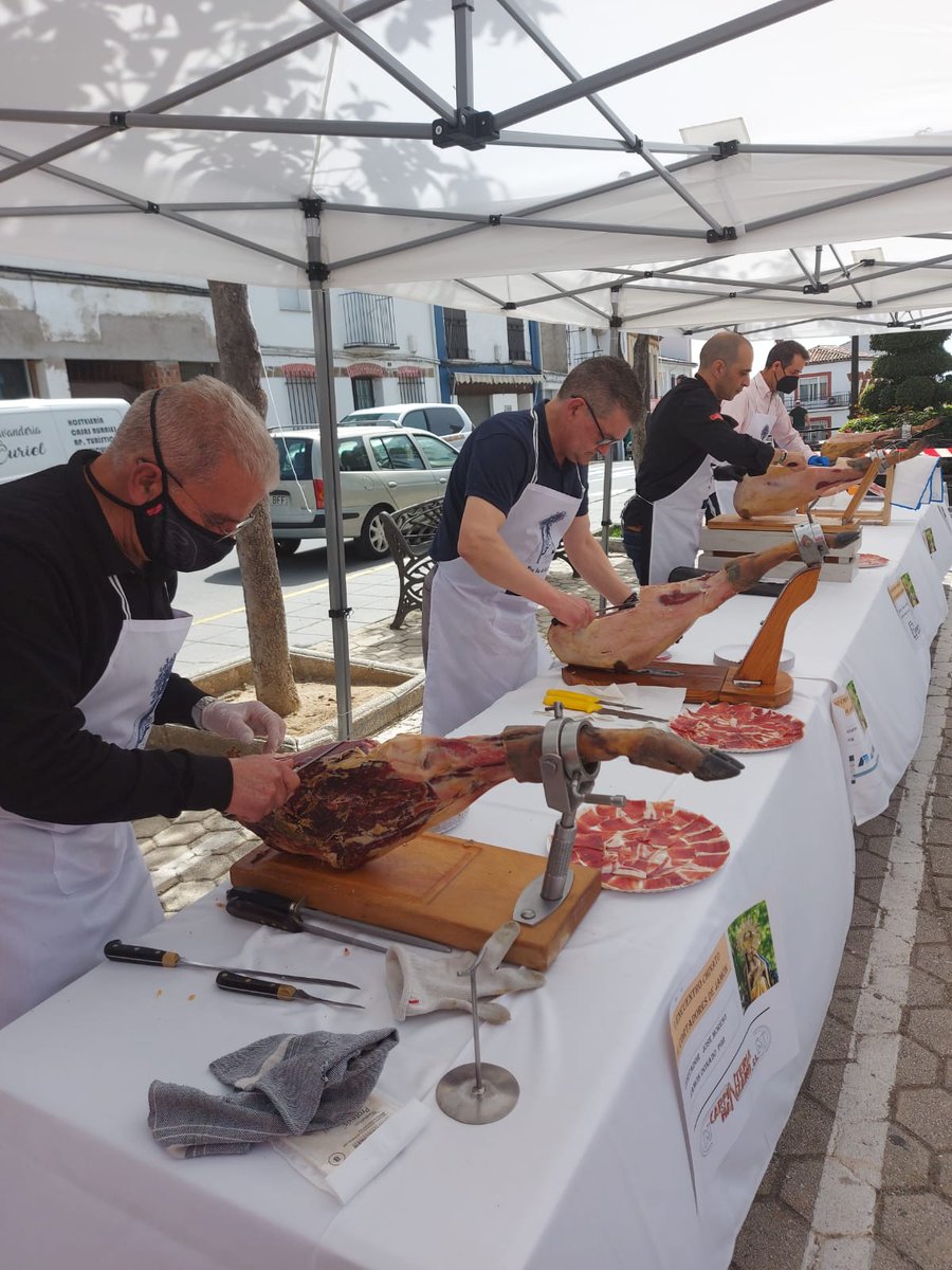 El noble arte del corte del Jamón 
#SierradeMonfragüe #jamonesyembutidos